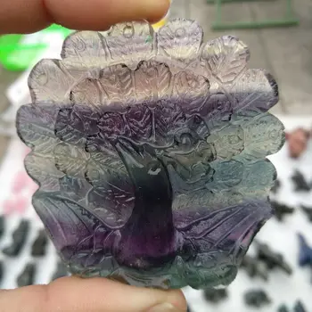 Натурален цветна проба павлиньего камък, изсечен от флуорит