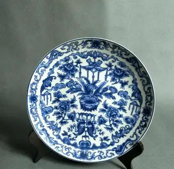 Стара китайска чиния от син и бял порцелан с ръчно рисувани